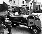 Fotos anlsslich der Ablieferung an Clark Gable an das Filmset von "Never let me go" in Cornwall